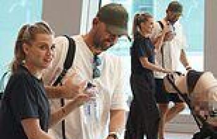 Cricketer Nathan Lyon poses for selfies with fans at Sydney Airport after ... trends now
