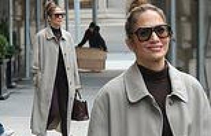 Jennifer Lopez is effortlessly chic in a stylish grey coat and sculpted ... trends now