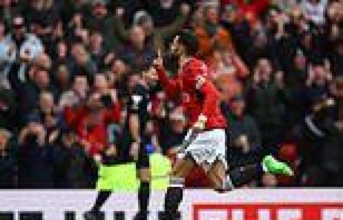 sport news Bruno Fernandes scores from 50 YARDS to equalise for Man United in their clash ... trends now