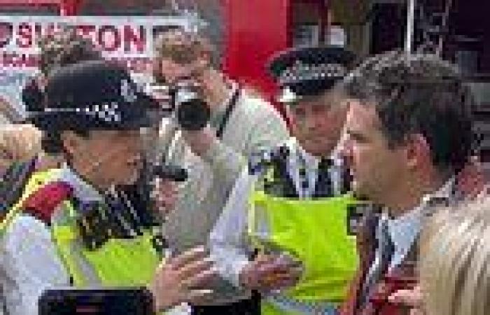 Anti-ULEZ protesters clash with Met Police officers as they're prevented from ... trends now