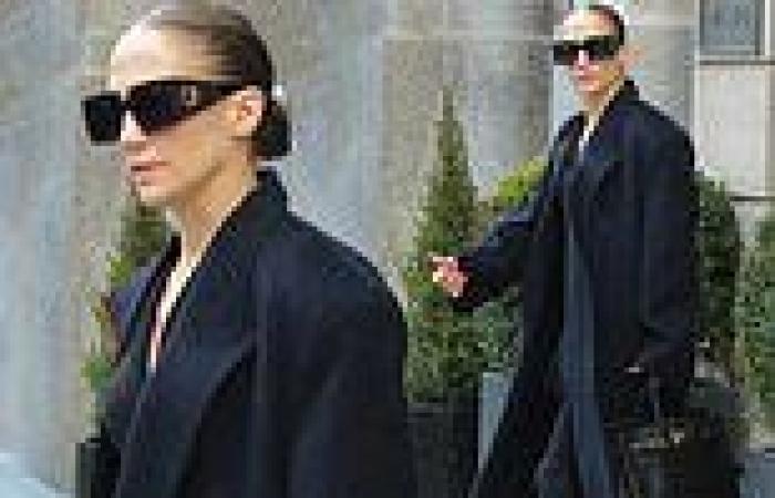 Makeup-free Jennifer Lopez looks chic in all black while leaving her New York ... trends now