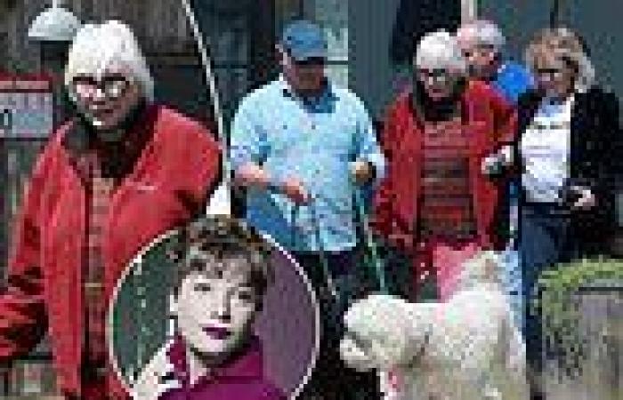 Shirley MacLaine has a laugh with friends while enjoying lunch in Malibu - as ... trends now