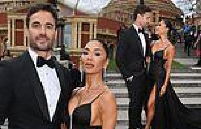 Olivier Awards 2024: Nicole Scherzinger puts on a VERY leggy display in a ... trends now