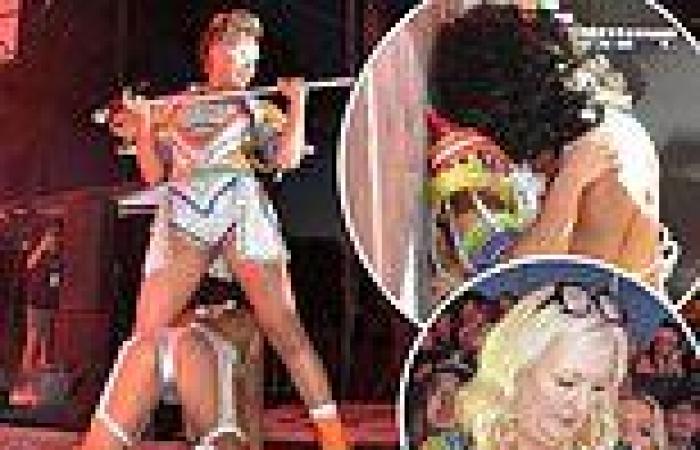 JoJo Siwa puts on VERY raunchy show including kissing background dancer in ... trends now