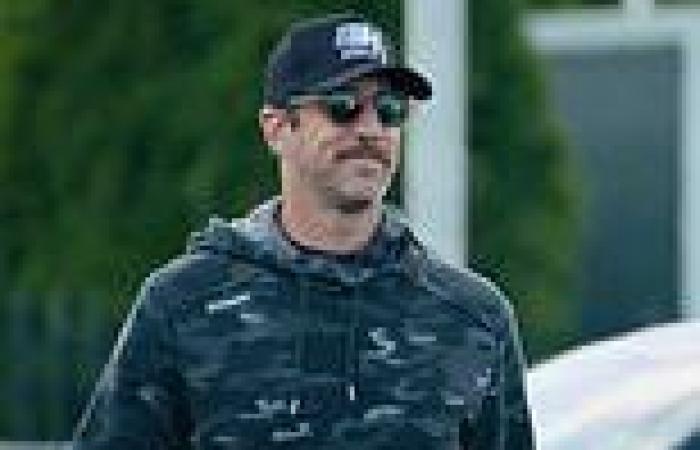 sport news Aaron Rodgers arrives at the New York Jets' facility as legendary quarterback ... trends now