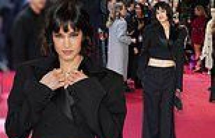 Sofia Boutella shows off her toned midriff in a cropped black satin blazer and ... trends now