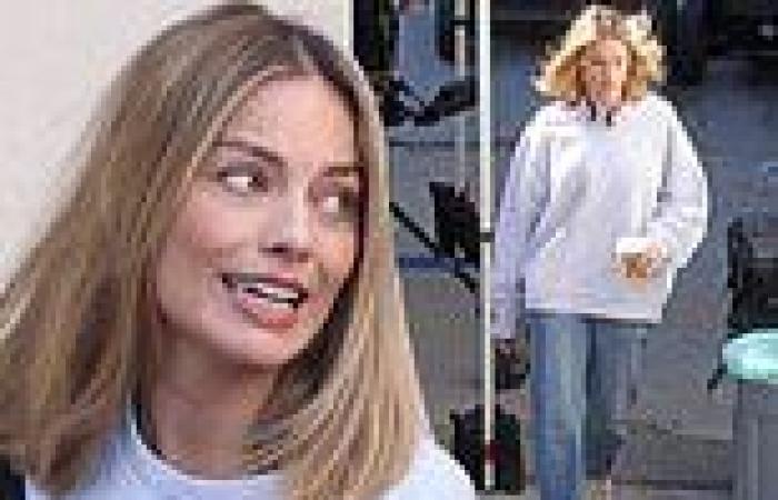 Margot Robbie looks comfortable in baggy jeans and an oversized sweatshirt as ... trends now