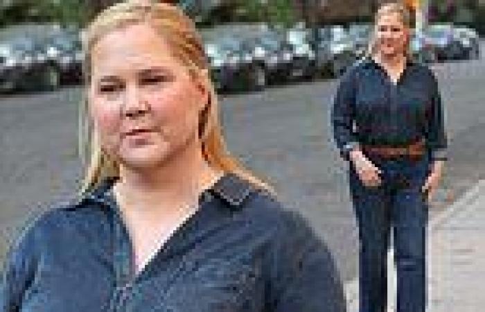 Amy Schumer shows off trim frame  in double denim on the set of her latest ... trends now