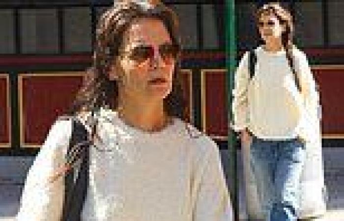 Katie Holmes steps out for solo stroll after enjoying Suri Cruise's 18th ... trends now