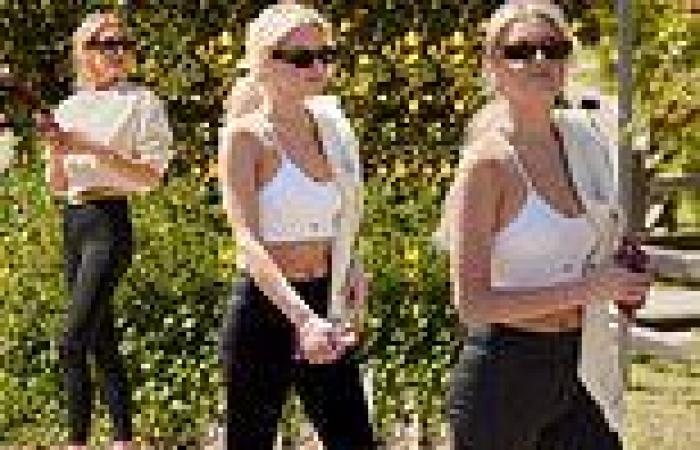 Kelsea Ballerini flashes her toned tummy in a crop top... as it is revealed she ... trends now