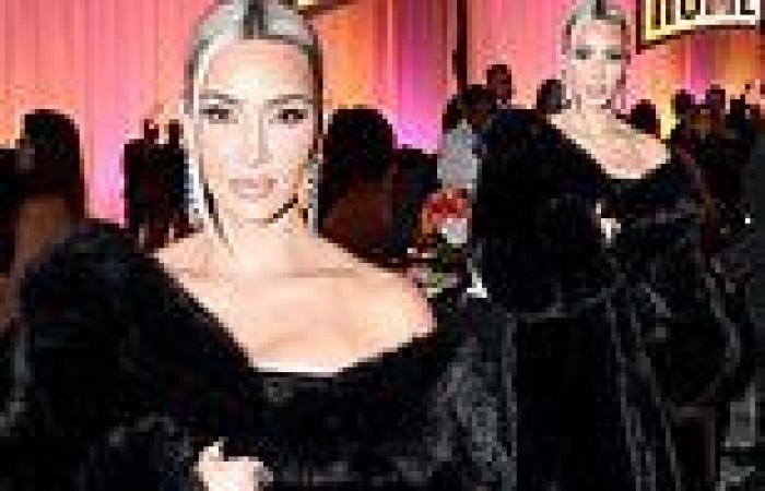 Kim Kardashian gives her new ice blonde hairdo its public debut as she oozes ... trends now