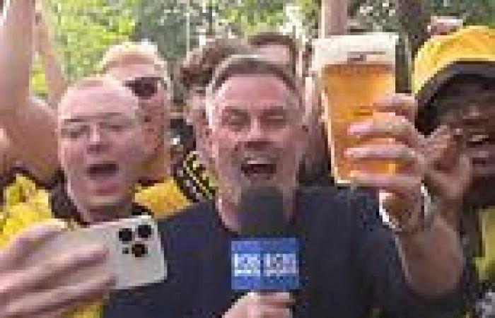 sport news Jamie Carragher hilariously downs a beer on live TV after being handed it by ... trends now
