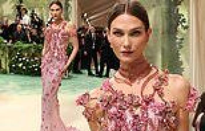 Karlie Kloss sparkles as she shows off her model figure in a pink ... trends now