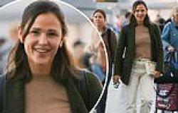 Jennifer Garner flashes a beaming smile as she arrives solo at JFK airport trends now