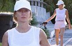 Gisele Bundchen shows off her toned midriff and endless legs in a crop-top and ... trends now