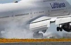 Scary video shows Lufthansa Boeing 747 bounce hard off LAX runway twice during ... trends now