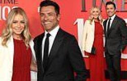 Kelly Ripa and husband Mark Consuelos put on a cozy display as they dress to ... trends now