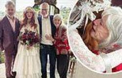 Christina Hendricks recreates her wedding for her Alzheimer's-stricken mother ... trends now