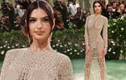 Emily Ratajkowski leaves NOTHING to the imagination as she goes underwear-free ... trends now