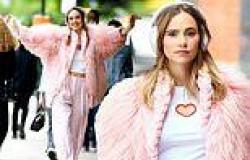 Suki Waterhouse flashes her midriff in T-shirt with furry pink jacket while on ... trends now