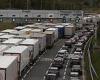 Holidaymakers queue for Channel Tunnel for more than SEVEN HOURS due to power ...