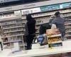 Moment brazen thieves jump behind counter at a Chicago Walgreens and steal $400 ...
