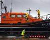 He's making waves! Man woes his sweetheart by getting RNLI pals on board to ...
