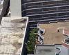 Heart stopping moment daredevil leaps between high-rise rooftops on the Gold ...