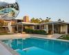 Palm Springs home in Slim Aarons' famed 1970s 'Poolside Gossip' sells for ...