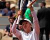 Iga Świątek overcomes challenge at French Open to extend win streak to 31