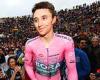 sport news Jain Hindley WINS Giro d'Italia and becomes only SECOND ever Australian to ... trends now