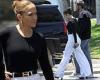 Wednesday 6 July 2022 01:36 AM Jennifer Lopez shows off her impeccable fashion sense as she joins fiancé Ben ... trends now