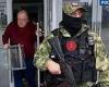 Friday 23 September 2022 04:20 PM Armed Russians go door-to-door as referendums get underway in Ukraine trends now