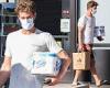 Monday 26 September 2022 08:23 AM Andrew Garfield stocks up on toilet paper and other groceries at Vintage ... trends now