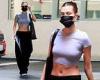 Tuesday 4 October 2022 09:54 PM Hailey Bieber shows off her enviable waistline and abs in a baby tee and ... trends now