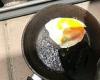 Australian  woman frys an egg in her backyard on a scorching hot 40C day trends now