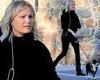 Malin Akerman obscures her figure with an all-black outfit while taking her dog ... trends now