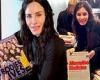 Courteney Cox re-organizes her bookshelf with the help of a friend after ... trends now