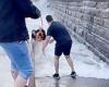Amazing moment heroic passers-by team up to rescue sobbing teenage girl from ... trends now