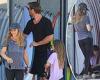 Makeup free Elsa Pataky shows off pert derriere in tight leggings as she ... trends now
