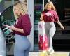 Tammy Hembrow shows off her famous backside in extremely tight leggings as she ... trends now