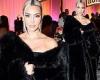 Kim Kardashian gives her new ice blonde hairdo its public debut as she oozes ... trends now