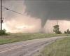 Terrifying moment Texas tornado rips through town before baseball-sized hail ... trends now
