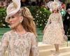 Sarah Jessica Parker reveals she couldn't sit DOWN in structured corset gown at ... trends now