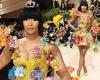 Nicki Minaj takes 'garden of time' theme seriously in colorful 3D floral mini ... trends now